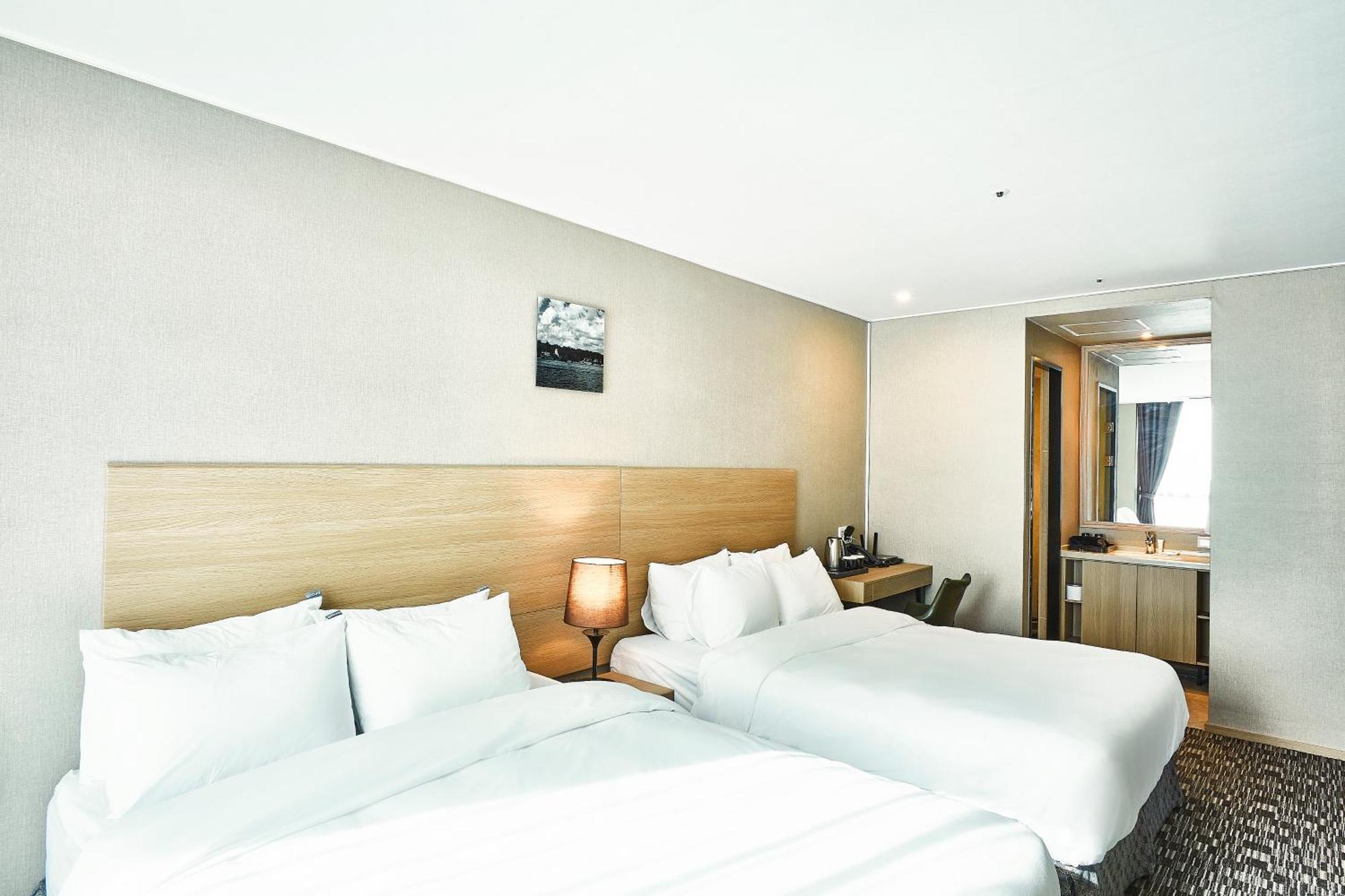 Golden Harbor Hotel بيونجتايك المظهر الخارجي الصورة