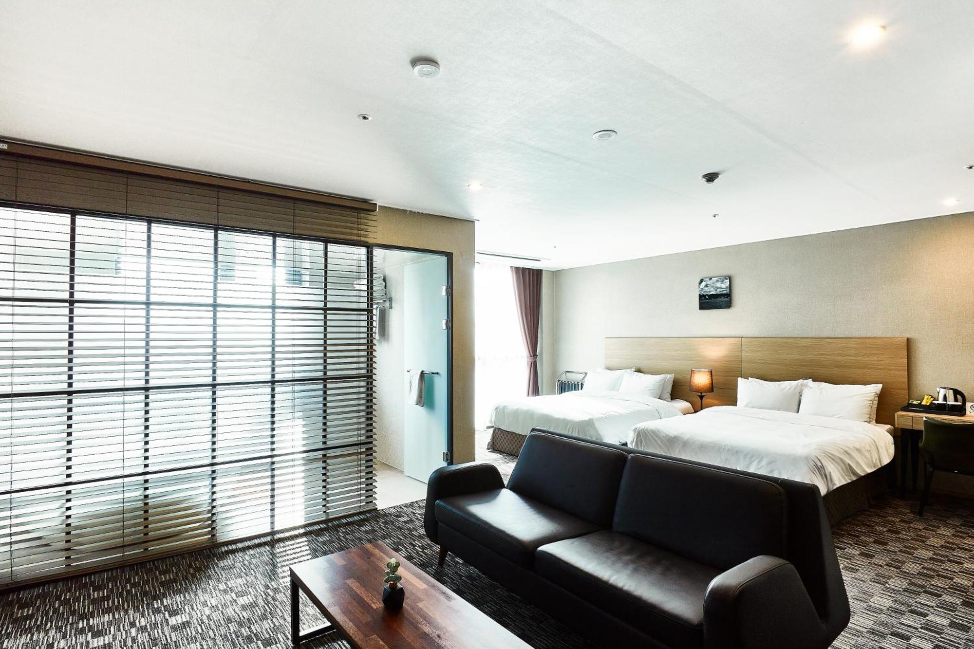 Golden Harbor Hotel بيونجتايك المظهر الخارجي الصورة